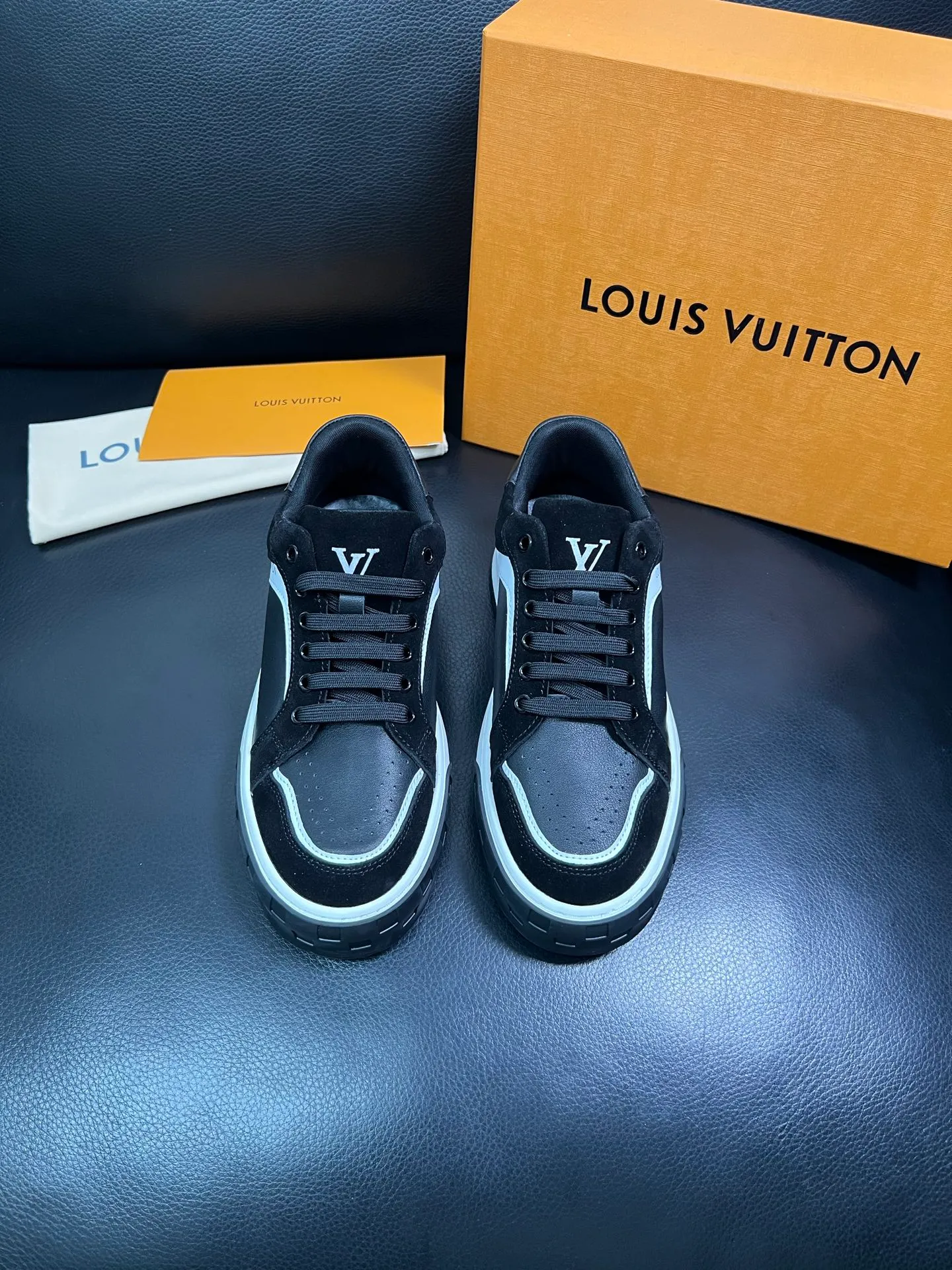 Men's shoes 💰740 Lv top purchase Louis Vuitton, counter synchronization, uppers imported from Italy cowhide, imported mesh padding soft and comfortable, soles: original soles specially provided by the original factory, T men's shoes 💰U exclusive movable molded soles super comfortable, original factory and single goods, high quality, welcome to compare, code number 39-44 (customized 38-45) 85858